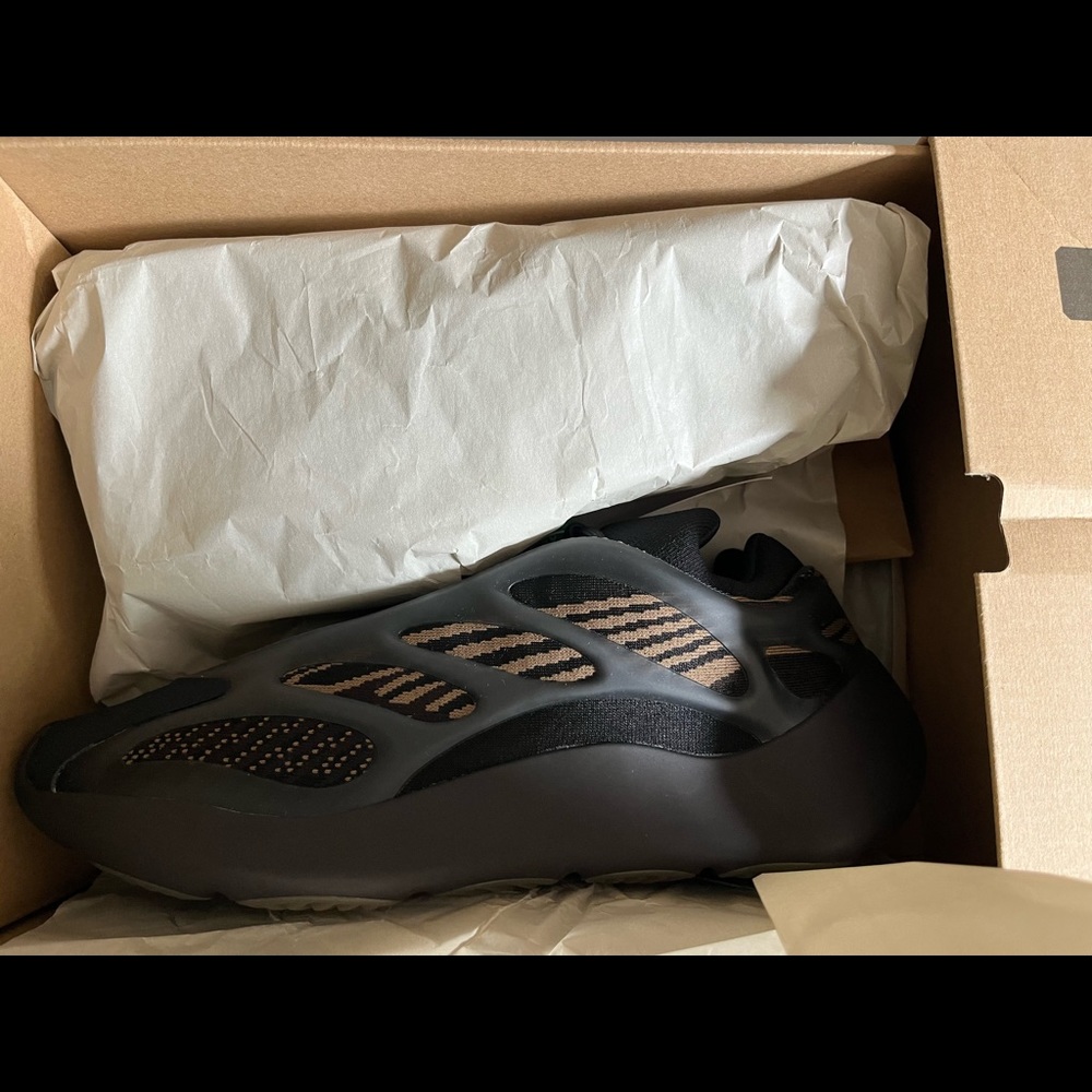 YEEZY 700 V3 clay blk Mens 12